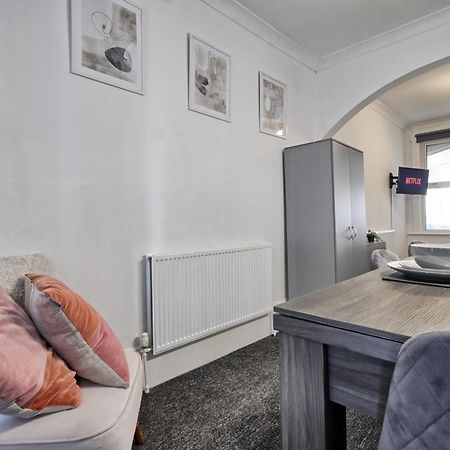 Beautiful Spacious Four Bedroom House With Parking For 2 Cars, 5 Minute Walk To Southend Station Exteriér fotografie