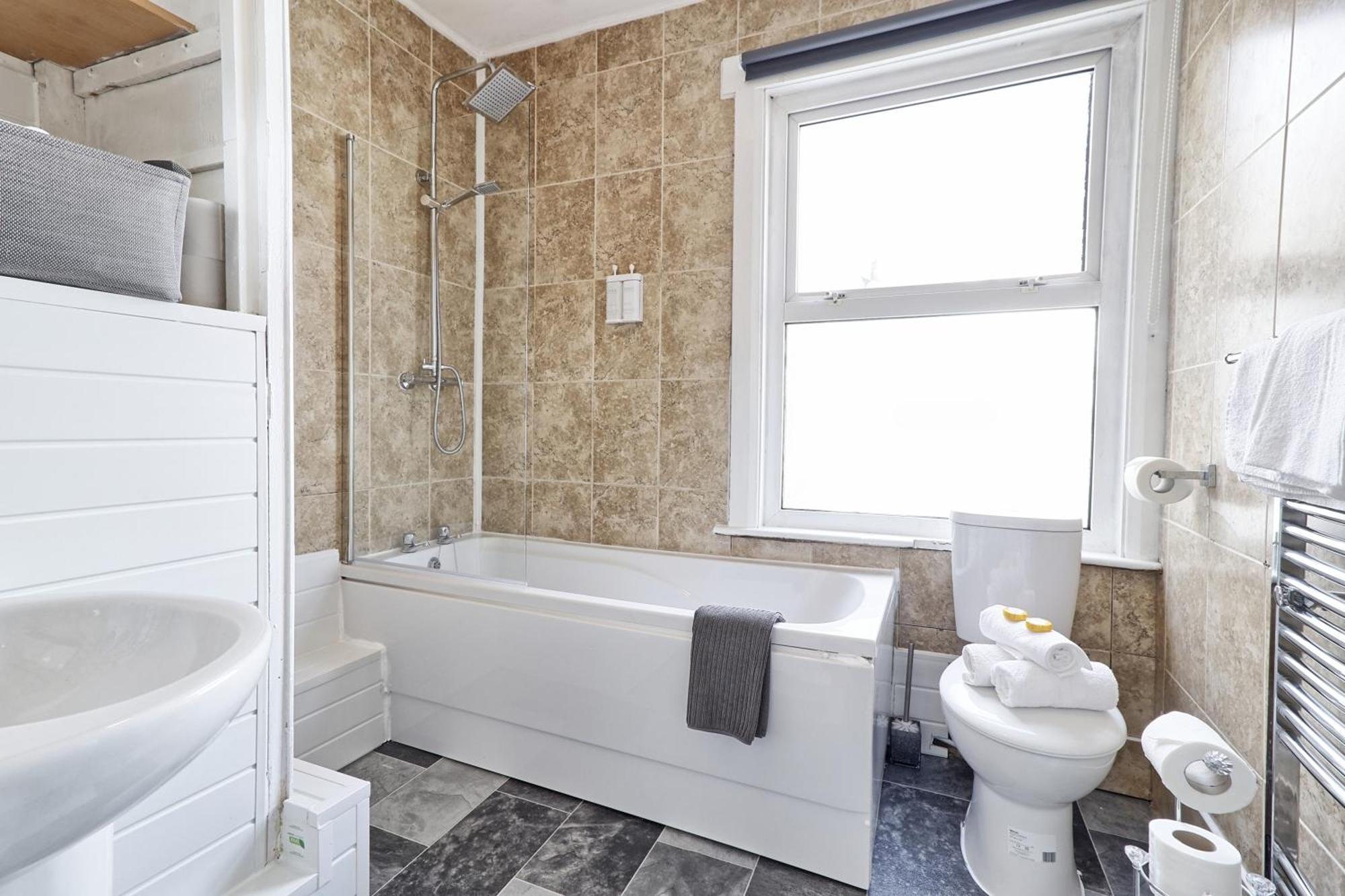 Beautiful Spacious Four Bedroom House With Parking For 2 Cars, 5 Minute Walk To Southend Station Exteriér fotografie