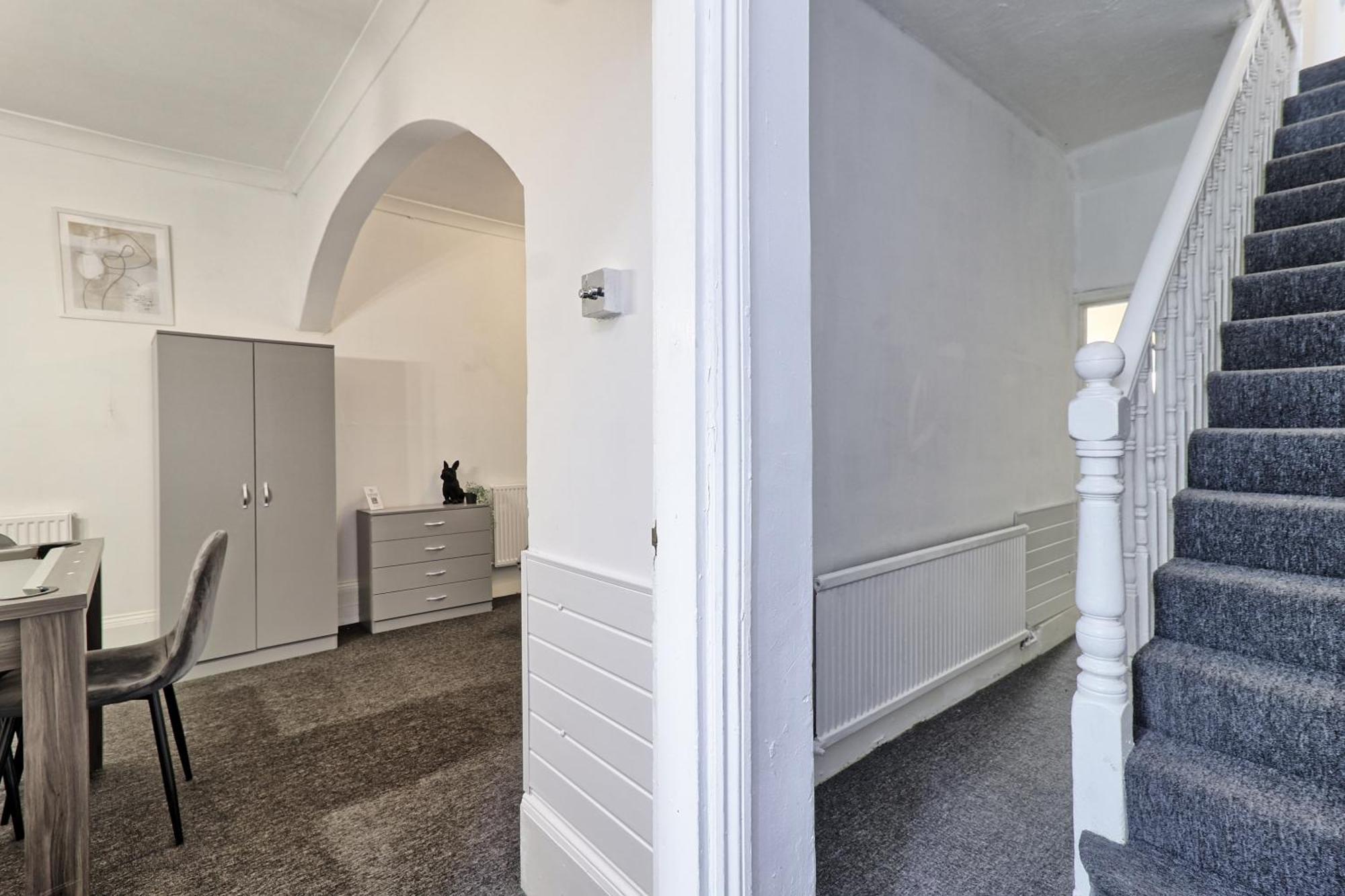 Beautiful Spacious Four Bedroom House With Parking For 2 Cars, 5 Minute Walk To Southend Station Exteriér fotografie