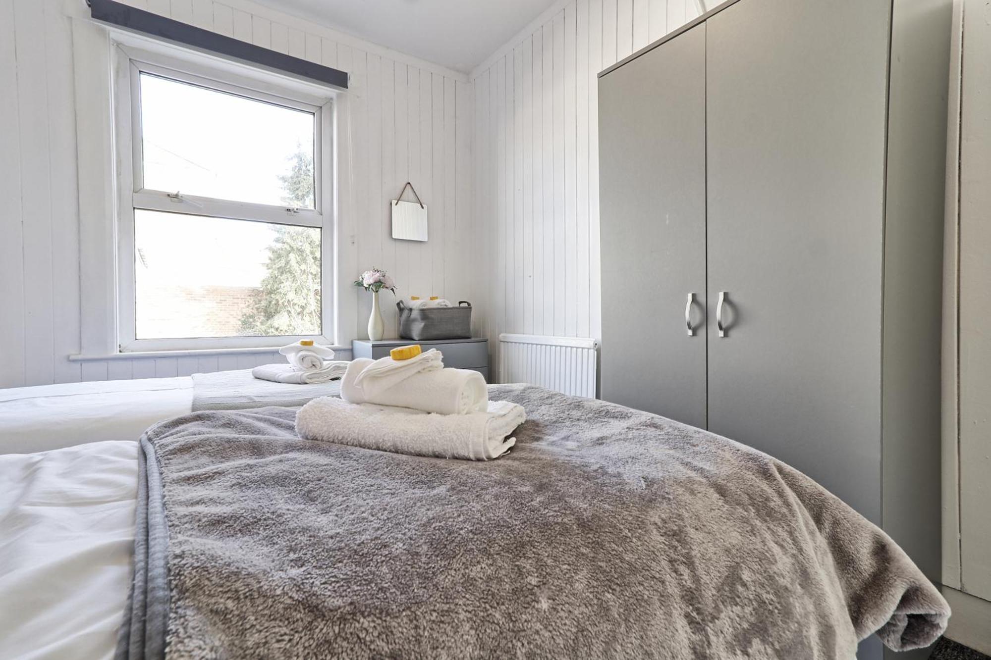 Beautiful Spacious Four Bedroom House With Parking For 2 Cars, 5 Minute Walk To Southend Station Exteriér fotografie