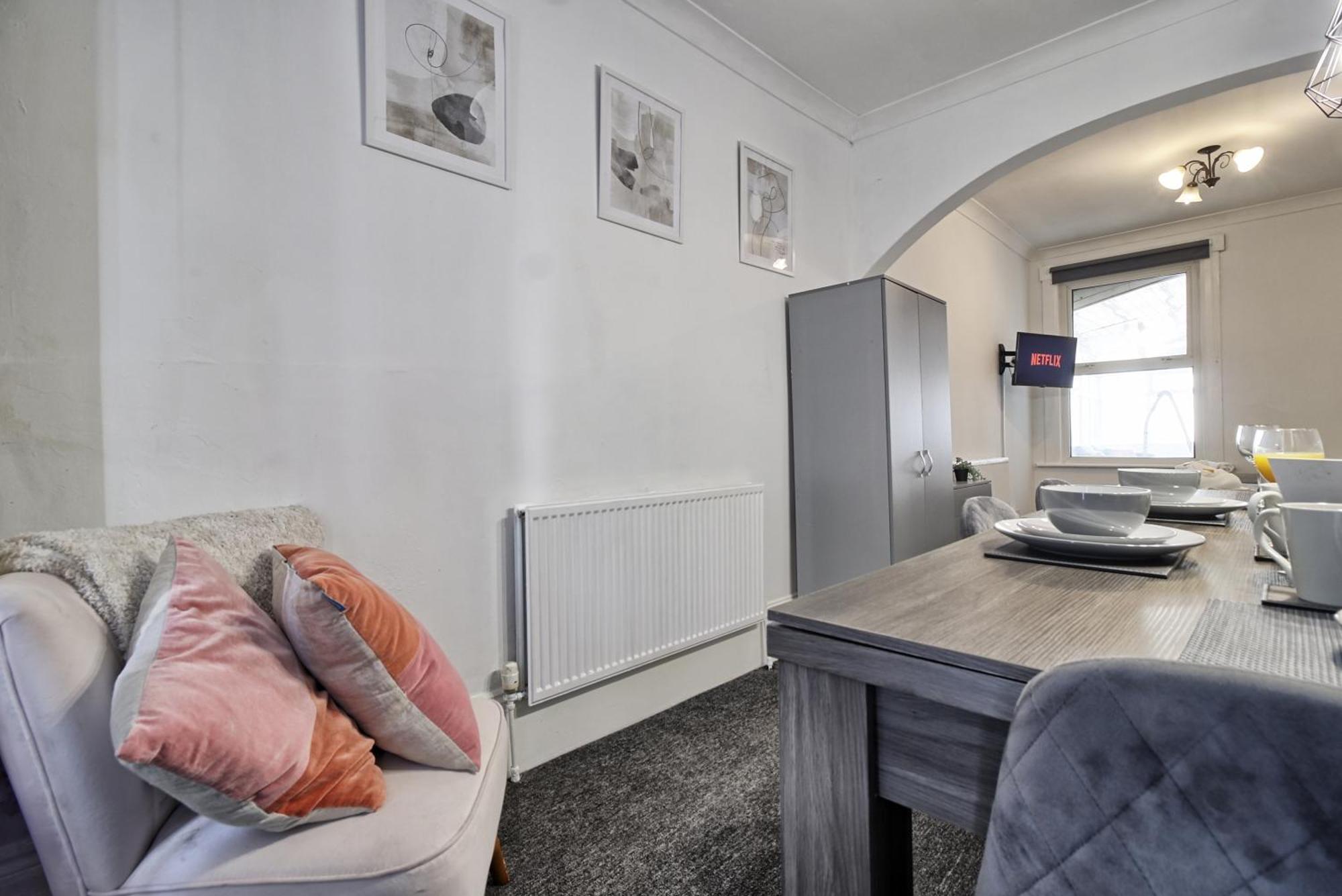 Beautiful Spacious Four Bedroom House With Parking For 2 Cars, 5 Minute Walk To Southend Station Exteriér fotografie