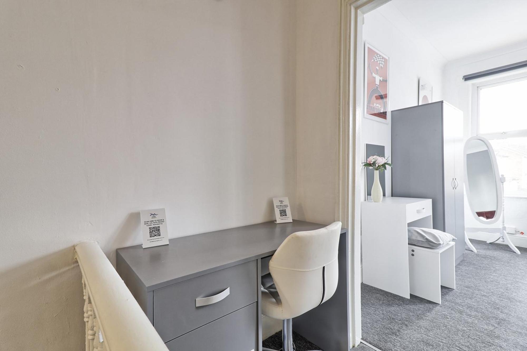 Beautiful Spacious Four Bedroom House With Parking For 2 Cars, 5 Minute Walk To Southend Station Exteriér fotografie