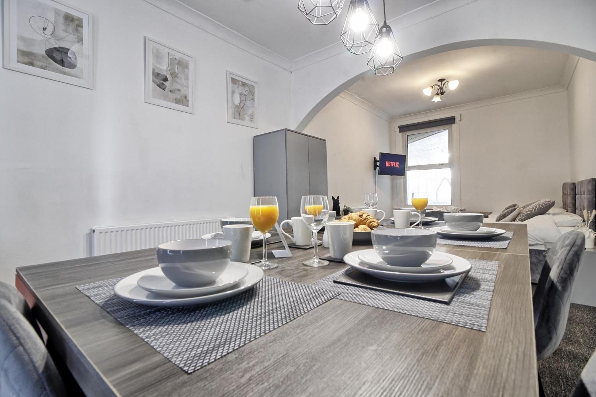 Beautiful Spacious Four Bedroom House With Parking For 2 Cars, 5 Minute Walk To Southend Station Exteriér fotografie