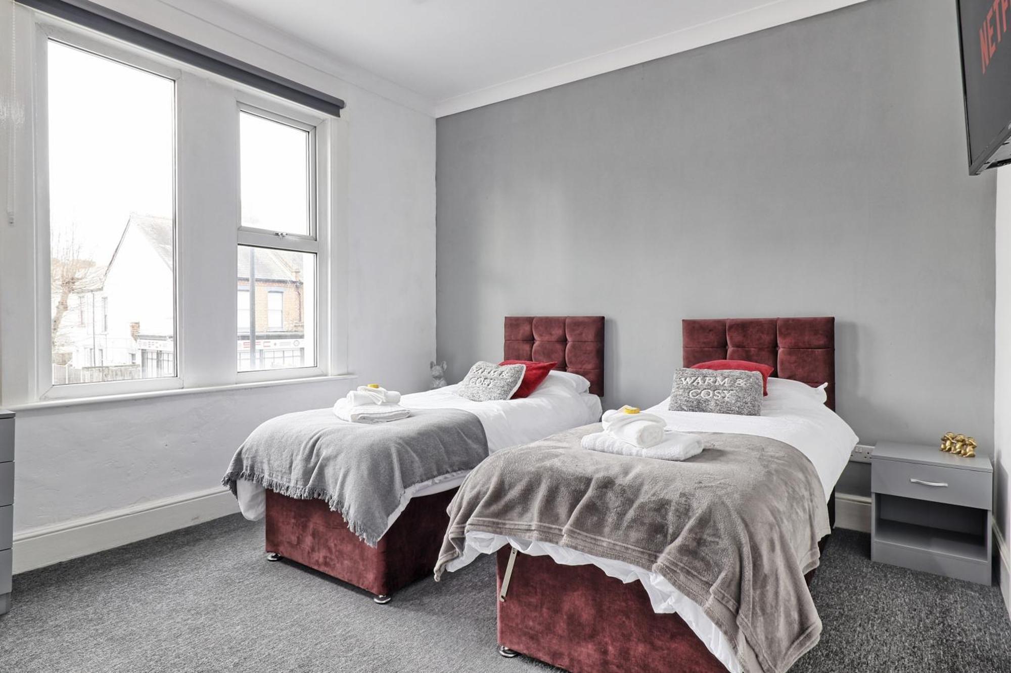 Beautiful Spacious Four Bedroom House With Parking For 2 Cars, 5 Minute Walk To Southend Station Exteriér fotografie