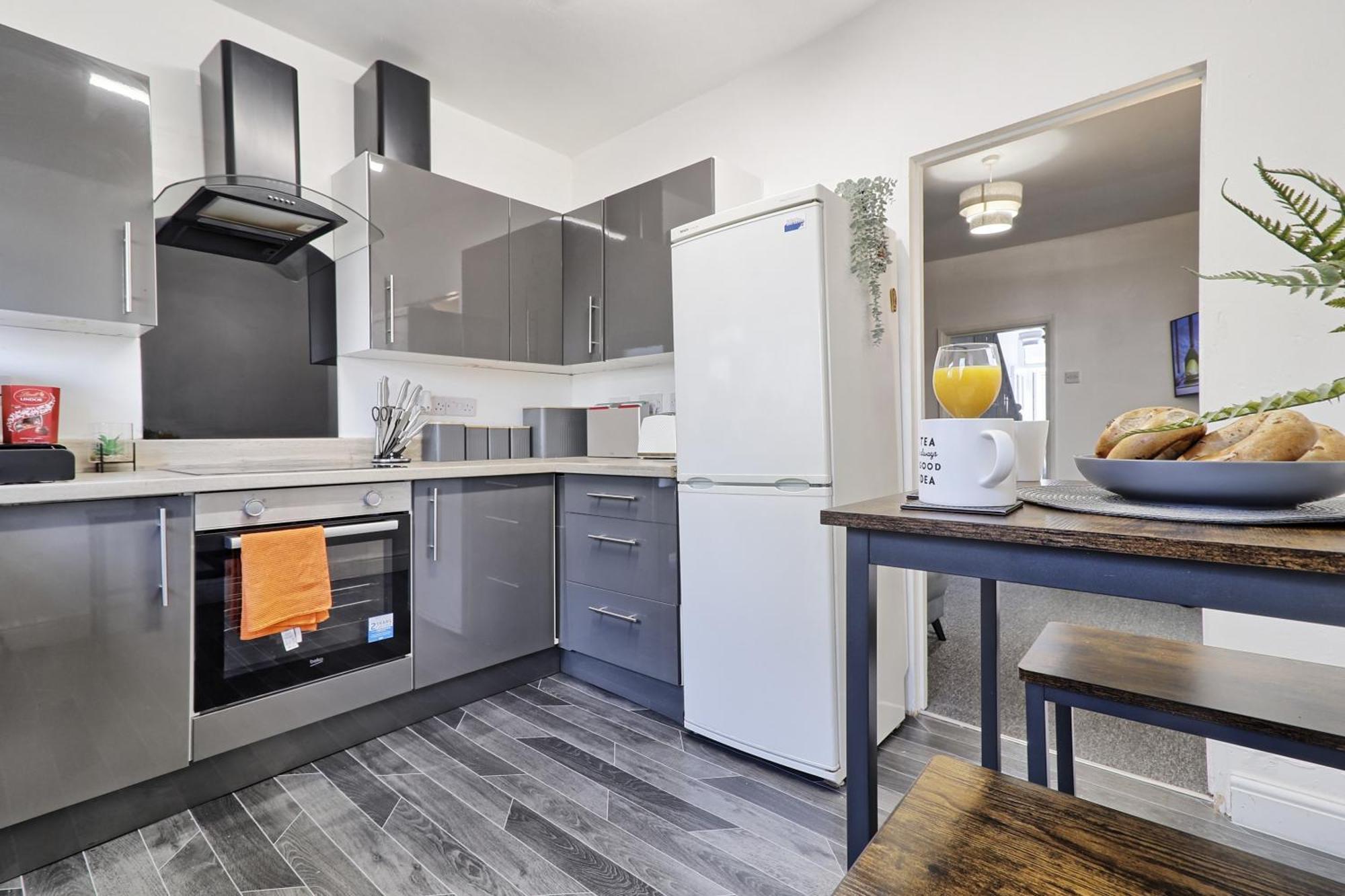 Beautiful Spacious Four Bedroom House With Parking For 2 Cars, 5 Minute Walk To Southend Station Exteriér fotografie