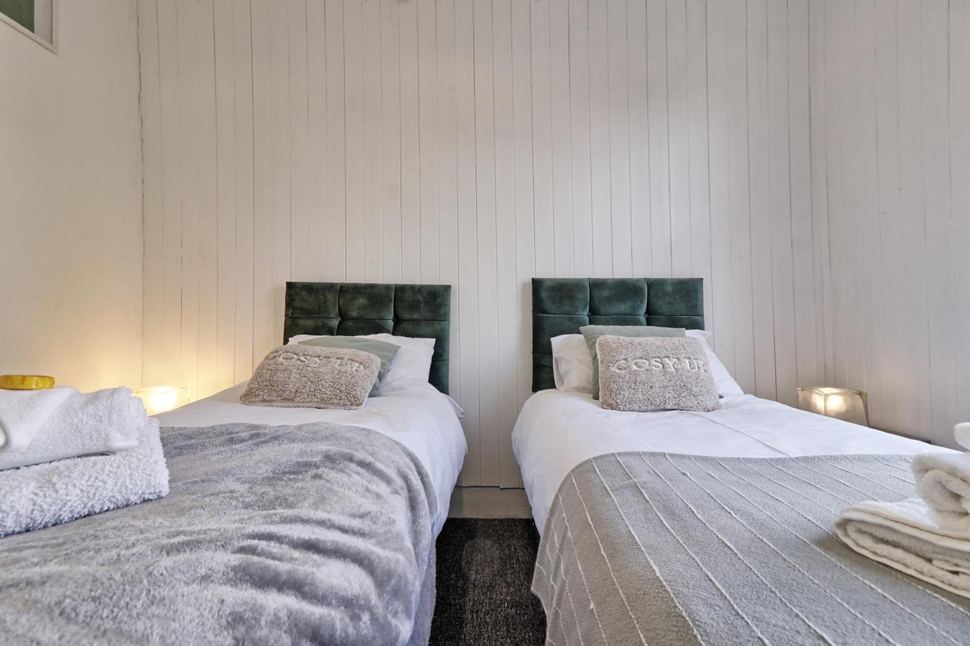 Beautiful Spacious Four Bedroom House With Parking For 2 Cars, 5 Minute Walk To Southend Station Exteriér fotografie