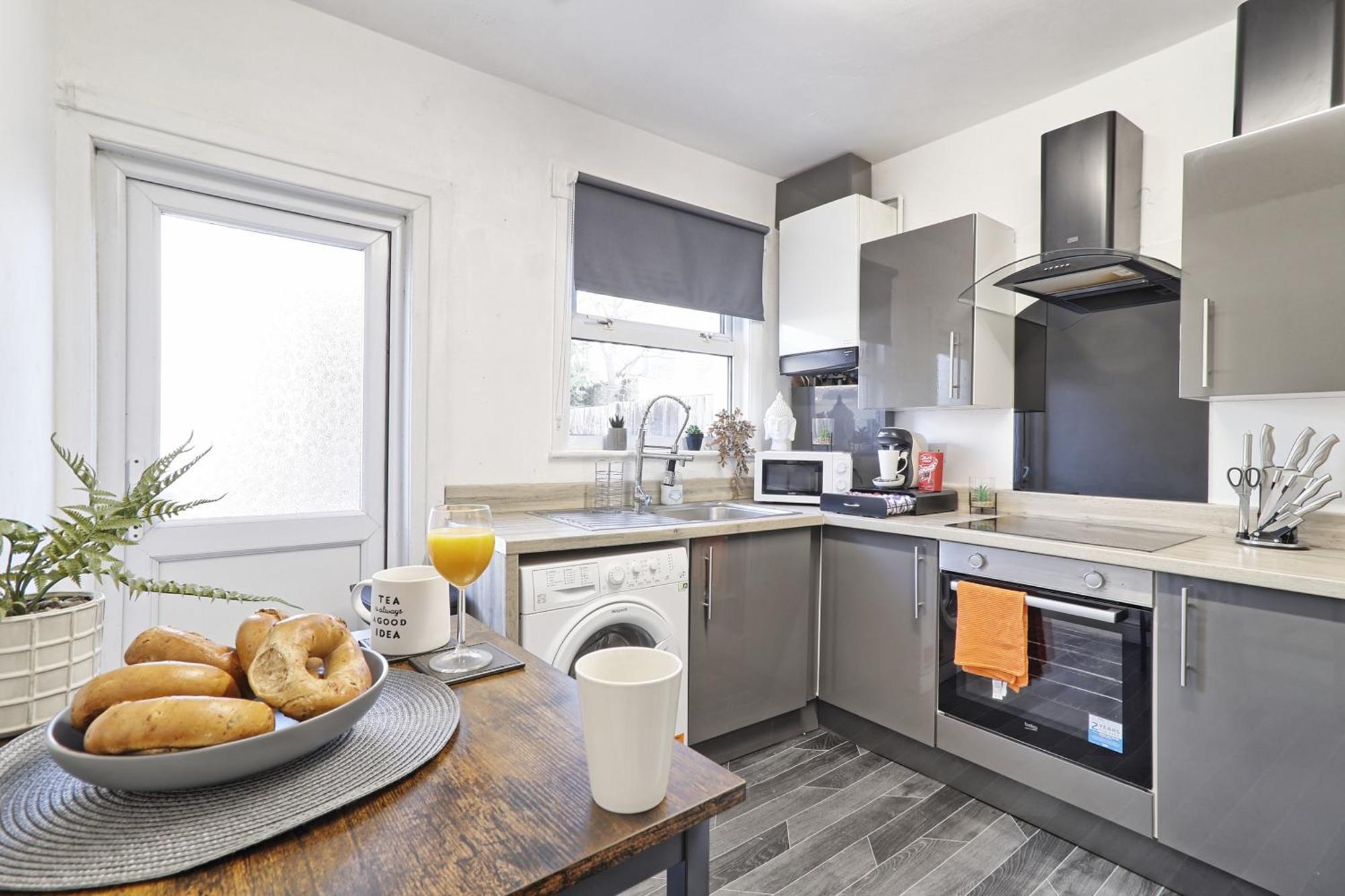 Beautiful Spacious Four Bedroom House With Parking For 2 Cars, 5 Minute Walk To Southend Station Exteriér fotografie