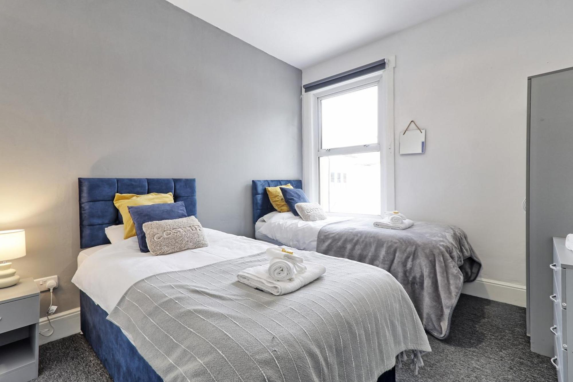 Beautiful Spacious Four Bedroom House With Parking For 2 Cars, 5 Minute Walk To Southend Station Exteriér fotografie