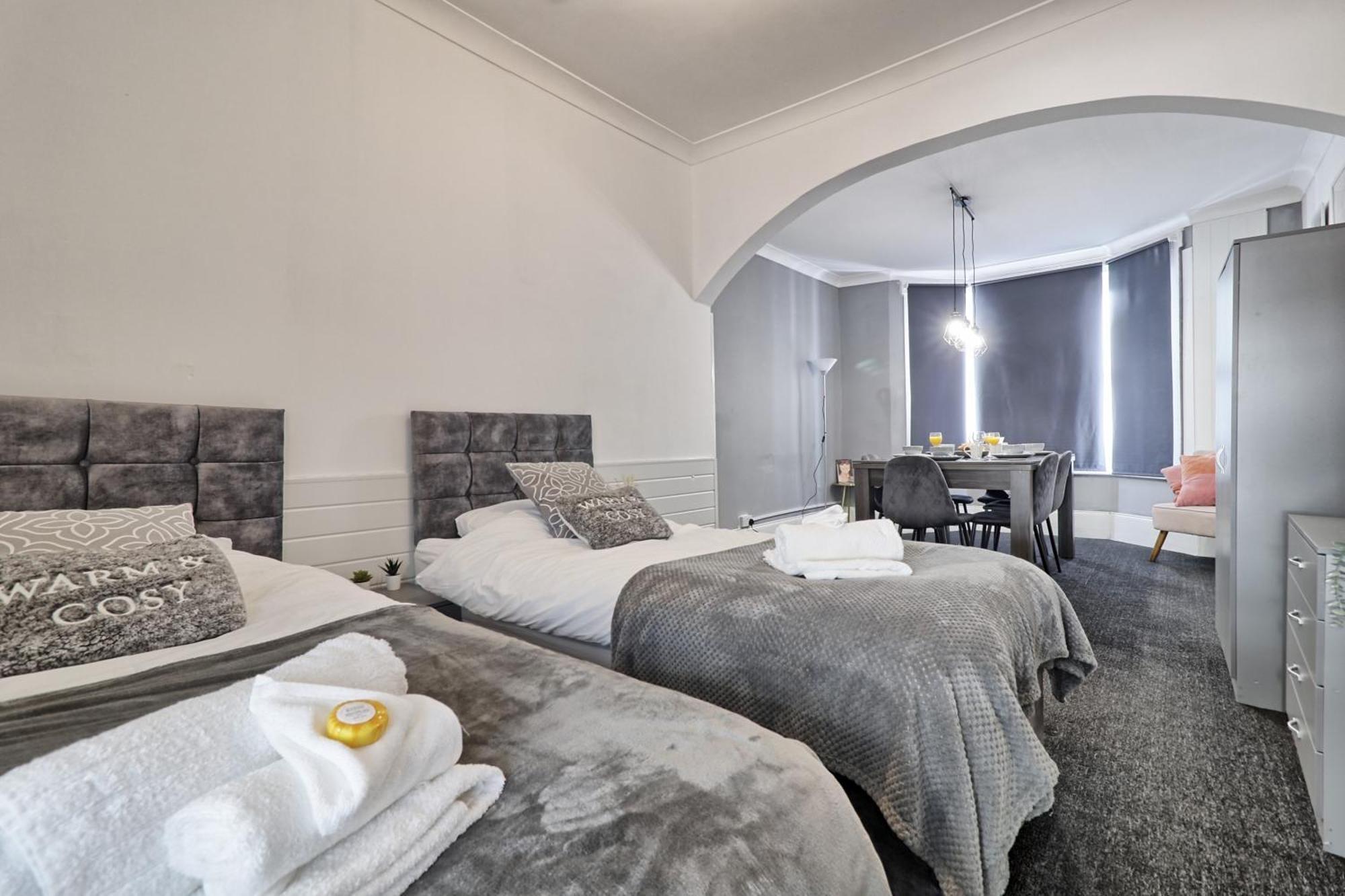 Beautiful Spacious Four Bedroom House With Parking For 2 Cars, 5 Minute Walk To Southend Station Exteriér fotografie