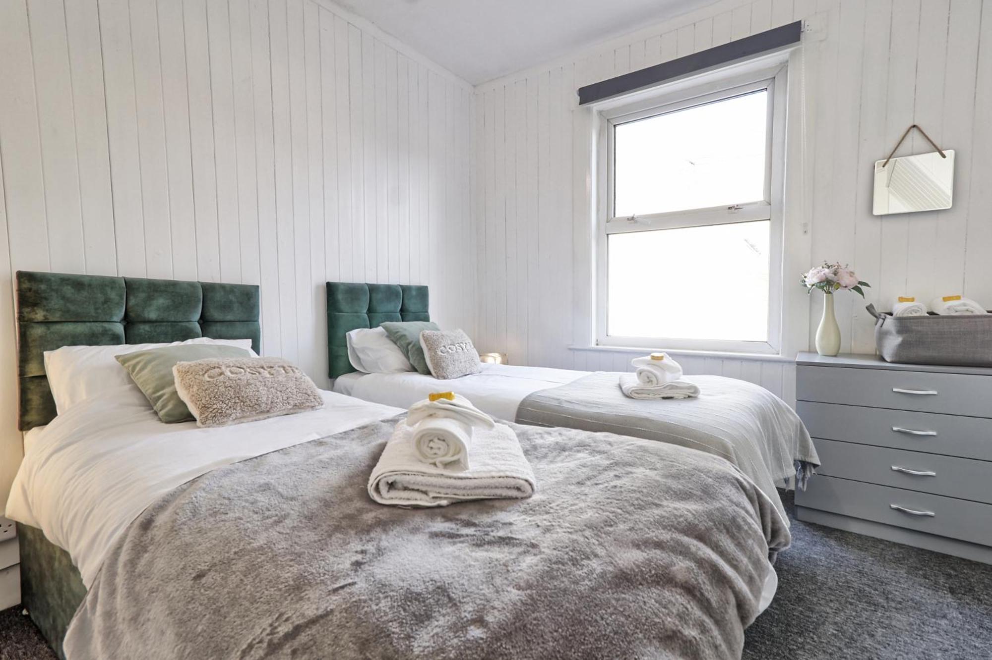 Beautiful Spacious Four Bedroom House With Parking For 2 Cars, 5 Minute Walk To Southend Station Exteriér fotografie